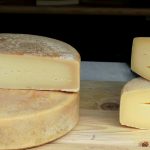 Il formaggio a latte intero può contribuire a proteggere la mente: evidenze da uno studio recente