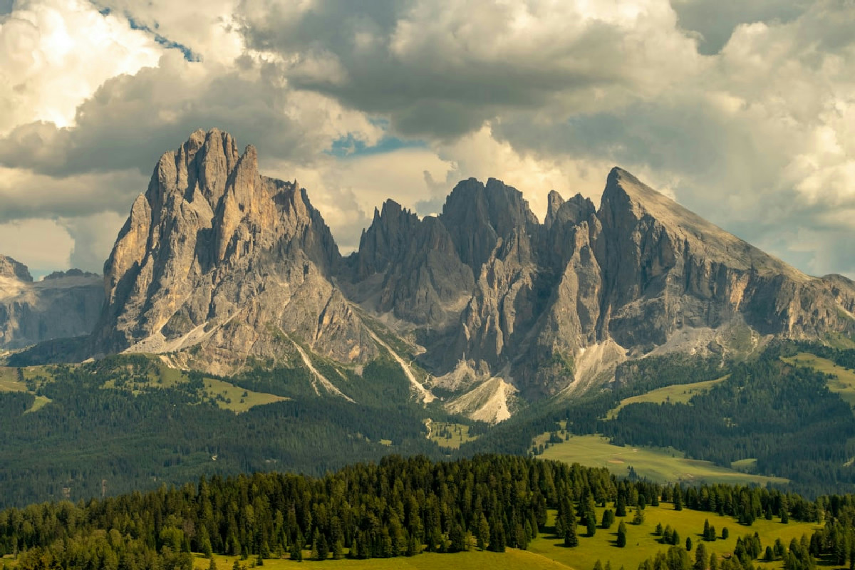 Paesaggi innevati e sport sulla neve tra le cime maestose del Pelmo nelle Dolomiti venete