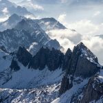 Paesaggi innevati e sport sulla neve tra le cime maestose del Pelmo nelle Dolomiti venete