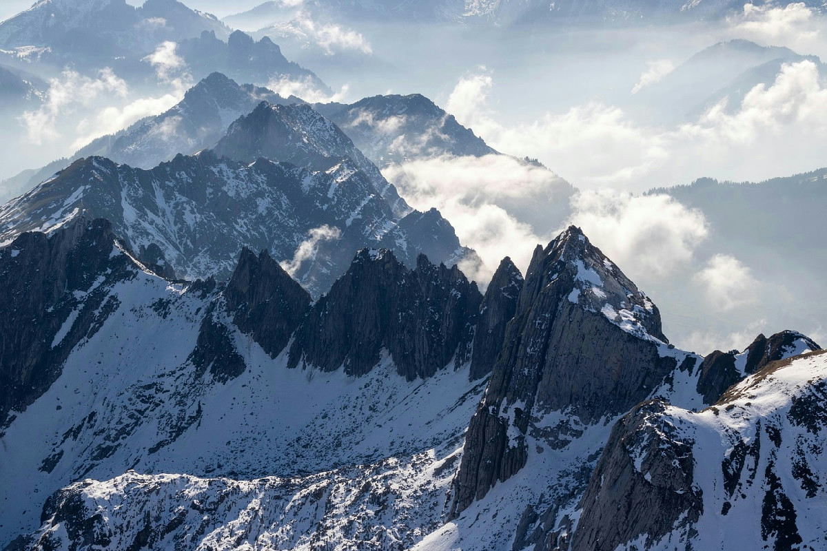 Paesaggi innevati e sport sulla neve tra le cime maestose del Pelmo nelle Dolomiti venete