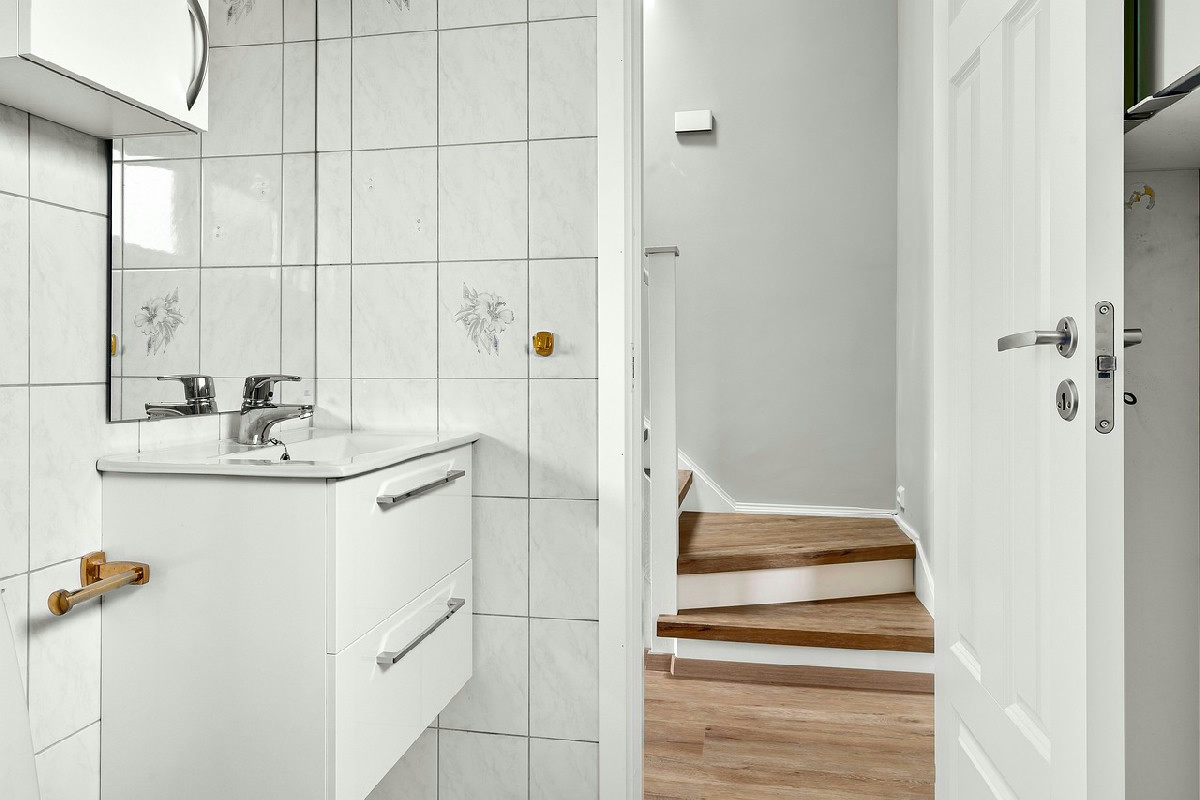 Perché l’umidità persiste nel bagno nonostante la finestra aperta e l’aria fatica a cambiare